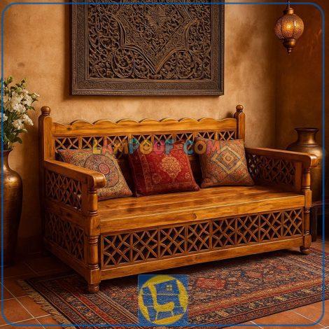 تخت چوبی سنتی سه نفره TrK237 که دارای تکیه گاه مشبک و مناسب برای رستوران قهوه خانه سفره خانه و فضای باز باغی و ویلا و تراس می‌باشد