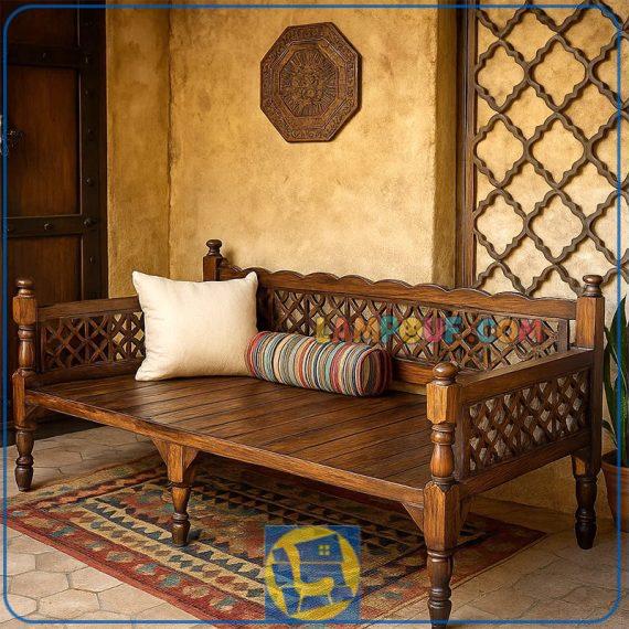 تخت چوبی سنتی چهار نفره TrK247 دارای طراحی به صورت خراطی شده که برای رستوران قهوه خانه سفره خانه و فضای باز و ویلا و باغی مورد استفاده قرار می‌گیرد.