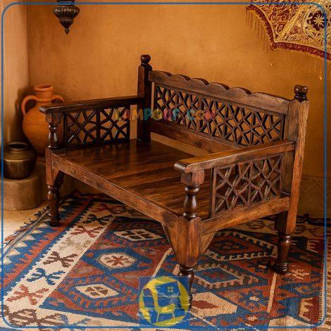 تخت چوبی سنتی 60*120 مدل TrK252 که به عنوان تخت قهوه خانه ای و رستورانی و سفره خانه ای به صورت خراطی شده و دارای تکیه گاه و دسته می‌باشد.