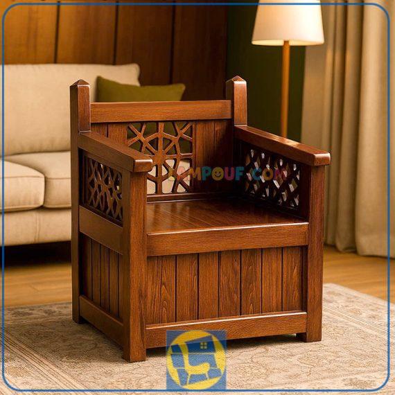 صندلی چوبی یک نفره سنتی Trk250 که دارای طراحی به صورت کلاسیک و مناسب برای قهوه خانه رستوران سفره خانه و فضای باز و باغی و همچنین حسینه و هیئت برای سخنرانی می‌باشد.