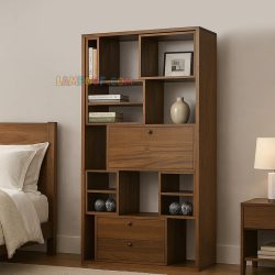 کمد ویترینی SCJ180 که با طراحی قفسه ای و کشو دار میتواند به عنوان یک بوفه و ویترین و شلف و یا کتابخانه در داخل اتاق خواب و یا سالن پذیرایی قرار بگیرد.