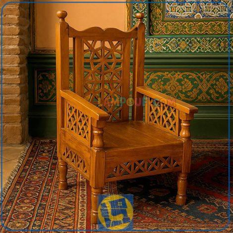 صندلی سنتی 60*60 مدل TRK115 که به عنوان تخت چوبی یک نفره از نوع قهوه خانه ای و باغی که برای منازل و فضای باز و رستوران و سفره خانه های سنتی استفاده می‌شود.