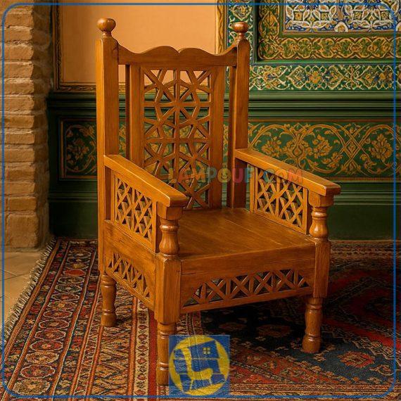 صندلی سنتی 60*60 مدل TRK115 که به عنوان تخت چوبی یک نفره از نوع قهوه خانه ای و باغی که برای منازل و فضای باز و رستوران و سفره خانه های سنتی استفاده میشود.