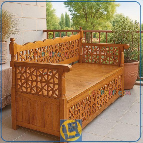 تخت سنتی سه نفره Trk234 که به عنوان تخت چوبی باغی و قهوه خانه ای در فضا های باز و داخل منزل و رستوران و کافی شاپ و سفره خانه های سنتی مورد استفاده قرار می‌گیرد.