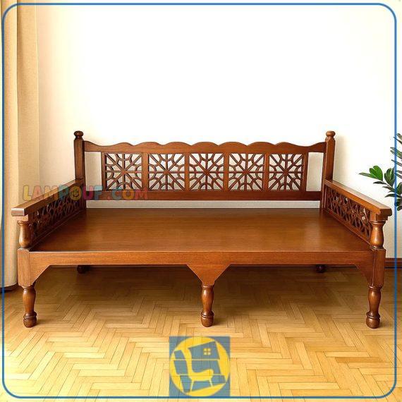 تخت سنتی چهار نفره Trk236 که به صورت چوبی و به عنوان تخت باغی برای فضای باز و داخل منزل رستوران کافی شاپ و قهوه خانه و سفره خانه مورد استفاده قرار می‌گیرد.