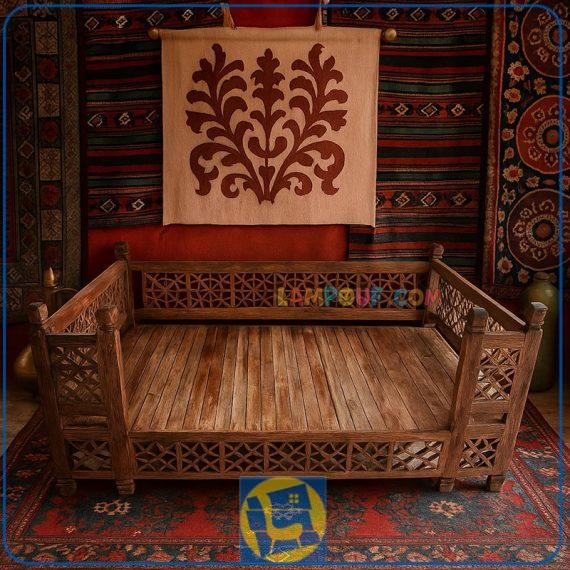 تخت سنتی چهار نفره Trk242 که به عنوان تخت چوبی باغی و قهوه خانه ای در رستوران ها و کافی شاپ ها و قهوه خانه ها و سفره خانه ها و منازل سنتی استفاده می‌شود.