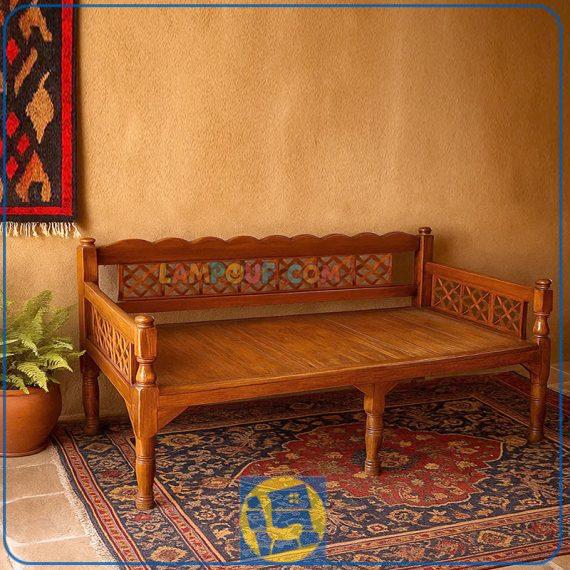 تخت سنتی چهار نفره Trk259 با بدنه چوبی و با طراحی باغی و قهوه خانه ای که مناسب برای فضای باز و داخل منزل و رستوران و کافی شاپ و سفره خانه سنتی می‌باشد.