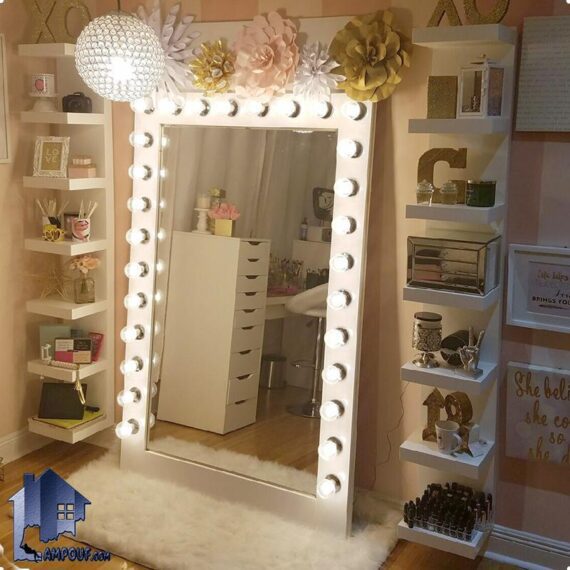 آینه قدی لامپ دار SMJ211 دارای طراحی ایستاده و با قاب چوبی MDf و چراغ دار و همچنین قفسه و ویترین که در اتاق خواب و پذیرایی و آرایشگاه و آتلیه قرار میگیرد