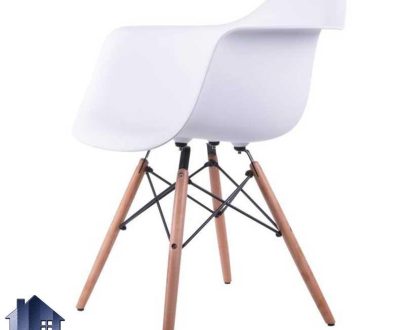 صندلی نهارخوری رست DSO100 با نشیمن پلیمری و پایه چوبی که کنار میز ناهار خوری و غذاخوری آشپزخانه فضای باز و کافی شاپ و رستوران استفاده می‌شود.