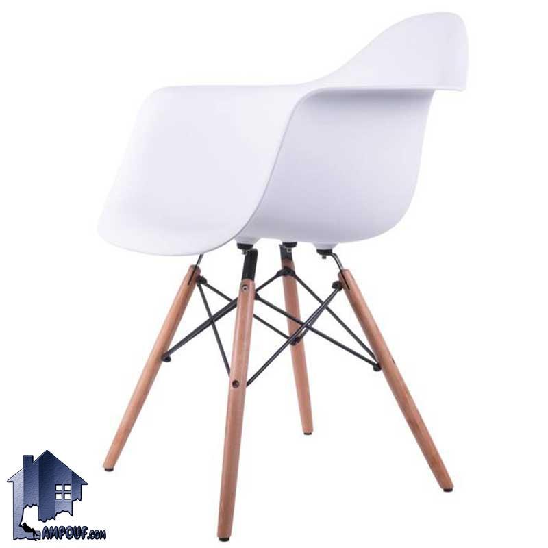 صندلی نهارخوری رست DSO100 با نشیمن پلیمری و پایه چوبی که کنار میز ناهار خوری و غذاخوری آشپزخانه فضای باز و کافی شاپ و رستوران استفاده می‌شود.