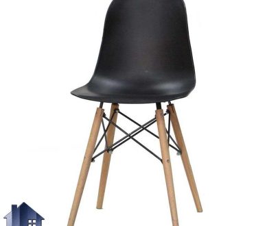 صندلی نهارخوری آرین DSO102 با نشیمن پلیمری و پایه چوبی که در کنار میز ناهار خوری و غذا خوری آشپزخانه فضای باز رستوران و کافی شاپ قرار می‌گیرد.