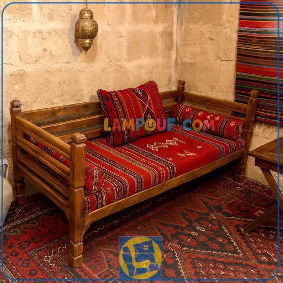 تخت سنتی سه نفره Trk267 با جنس چوبی که به عنوان تخت قهوه خانه ای در منازل و رستوران و سفره خانه و کافی شاپ و فضای باز ویلا استفاده می‌شود.