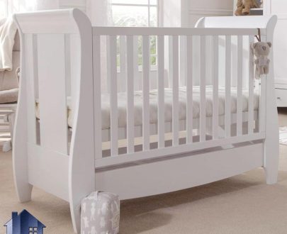 تخت خواب کودک CHJ117 که به عنوان سیسمونی و تختخواب نوزاد کشو دار با رنگ بندی در کنار سرویس خواب در داخل اتاق مورد استفاده قرار می‌گیرد