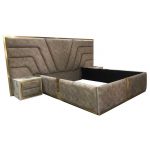 تخت خواب دو نفره DBRo404 که به عنوان تخت باکس و تختخواب تاج دار کینگ و کوئین در کنار سرویس خواب در اتاق مورد استفاده قرار می‌گیرد.