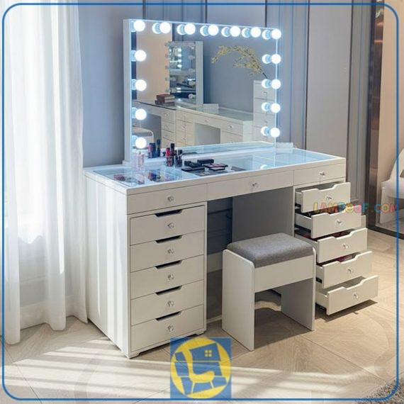 میز آرایش لامپ دار DJ501 دارای کشو و صفحه شیشهای که به عنوان میز گریم و توالت چراغ دار در کنار سرویس خواب در اتاق استفاده میشود.