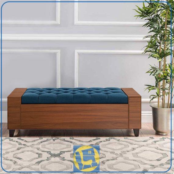 پاف PBJ121 که به عنوان نیمکت، صندلی دو نفره میزبان صندوق دار با درب جکدار و چستر که در کنار تخت و سرویس خواب در اتاق استفاده میشود.