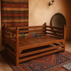 تخت سنتی سه نفره TrK273 با بدنه چوبی که در رستوران، سفره خانه، کافی شاپ، آلاچیق و فضای باز به عنوان تخت قهوه خانه ای و باغی استفاده می‌شود.