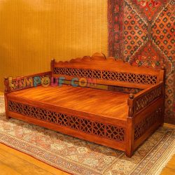 تخت سنتی هشت نفره TrK281 که به عنوان تخت چوبی باغی، قهوه خانه ای و سفره خانه ای در فضای باز منازل و کافی شاپ و رستوران استفاده میشود.
