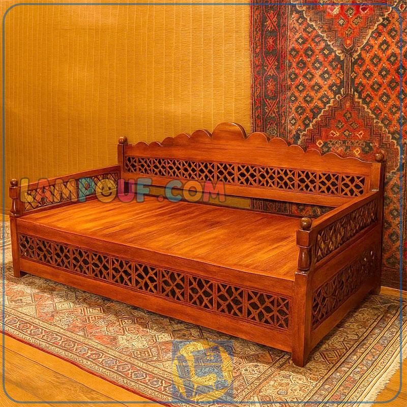 TrK281-1 تخت سنتی هشت نفره TrK281 که به عنوان تخت چوبی باغی، قهوه خانه ای و سفره خانه ای در فضای باز منازل و کافی شاپ و رستوران استفاده میشود.