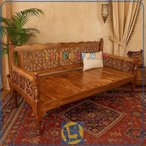 تخت سنتی سه نفره TrK282 با گره چینی به عنوان تخت باغی، قهوه خانه ای و سفره خانه ای در فضای باز کافی شاپ و منازل و رستوران استفاده می‌شود.