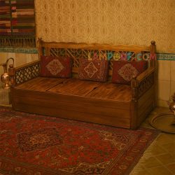 تخت سنتی باکس دار TrK284 دارای صندوق درب دار که به عنوان تخت چوبی باغی و قهوه خانه ای در فضای باز، رستوران و سفره خانه استفاده میشود.