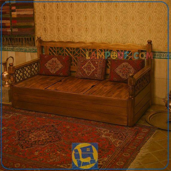 تخت سنتی باکس دار TrK284 دارای صندوق درب دار که به عنوان تخت چوبی باغی و قهوه خانه ای در فضای باز، رستوران و سفره خانه استفاده می‌شود.