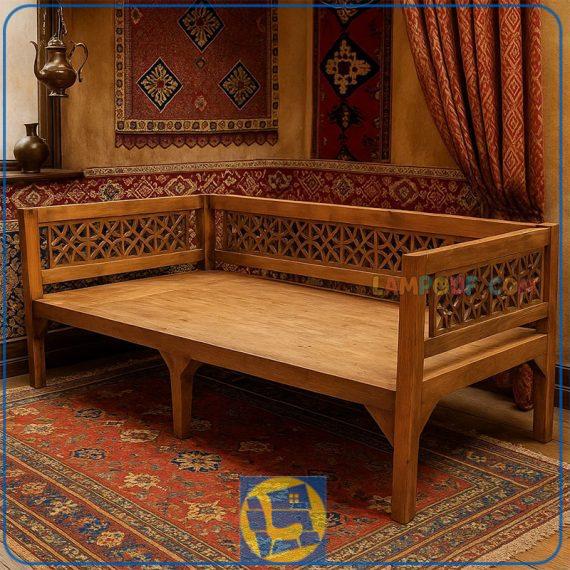 تخت سنتی چهار نفره TrK286 ساخته شده از گره چینی چوبی که به عنوان تخت قهوه خانه ای و باغی در فضای باز رستوران و کافی شاپ استفاده می‌شود.