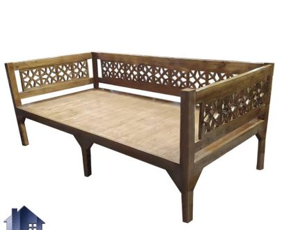 تخت سنتی چهار نفره TrK286 ساخته شده از گره چینی چوبی که به عنوان تخت قهوه خانه ای و باغی در فضای باز رستوران و کافی شاپ استفاده می‌شود.