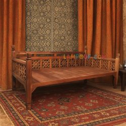 تخت سنتی چهار نفره TrK288 به صورت چوبی که به عنوان تخت باغی و قهوه خانه ای در فضای باز و رستوران و کافی شاپ و سفره خانه استفاده میشود.