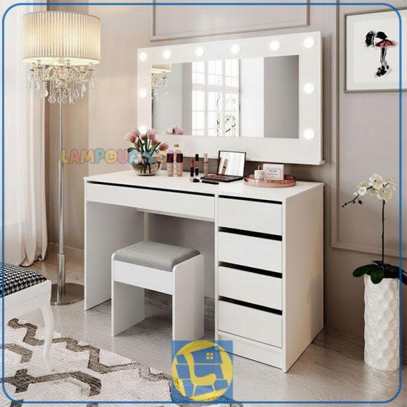 میز آرایش لامپ دار DJ585 دارای کشو که به عنوان دراور، کنسول آینه دار و چراغ دار و یا میز گریم و توالت در کنار سرویس خواب در اتاق قرار می‌گیرد.