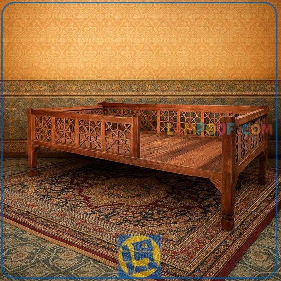 تخت سنتی چهار نفره TrK294 به صورت چوبی که به عنوان تخت باغی و قهوه خانه ای و سفره خانه ای در فضای باز کافی شاپ و رستوران استفاده می‌شود.