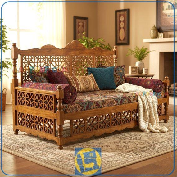 تخت سنتی چهار نفره TrK295 دارای گره چینی که به عنوان تخت چوبی باغی، قهوه خانه ای در فضای باز منازل، کافی شاپ و سفره خانه ها استفاده می‌شود. تخت سنتی یکی از جذاب‌ترین انتخاب‌ها برای داخل و یا خارج منزل است.