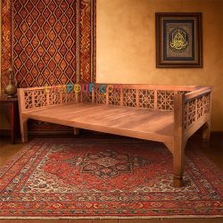 تخت سنتی چهار نفره TrK296 با بدنه چوبی و گره چینی که به عنوان تخت باغی و قهوه خانه ای در فضای باز منازل و رستوران و کافی شاپ استفاده می‌شود.
