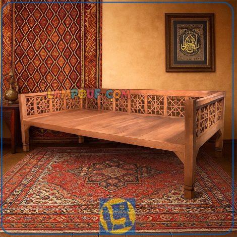 تخت سنتی چهار نفره TrK296 با بدنه چوبی و گره چینی که به عنوان تخت باغی و قهوه خانه ای در فضای باز منازل و رستوران و کافی شاپ استفاده میشود.