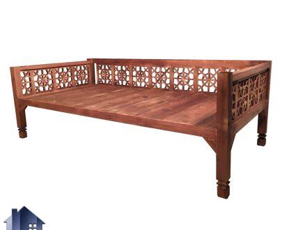 تخت سنتی چهار نفره TrK296 با بدنه چوبی و گره چینی که به عنوان تخت باغی و قهوه خانه ای در فضای باز منازل و رستوران و کافی شاپ استفاده می‌شود.