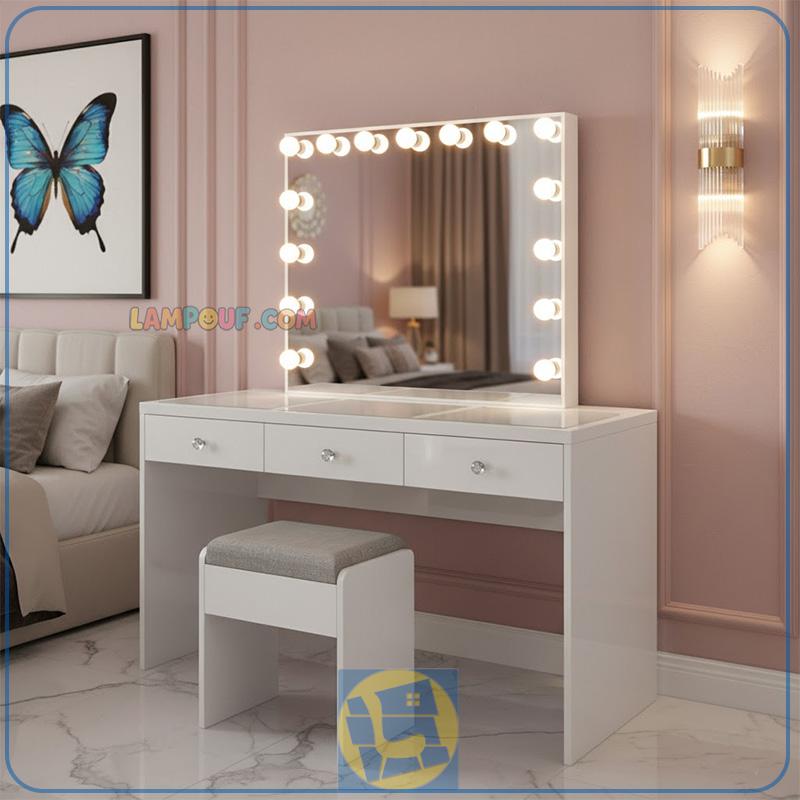 DJ597-1 میز آرایش لامپ دار DJ597 دارای کشو که به عنوان میز توالت و گریم و کنسول و دراور آینه دار در کنار سرویس خواب و سالن آرایشگاه قرار میگیرد.