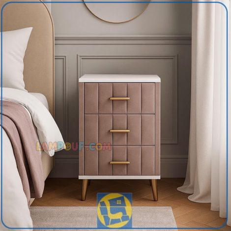 پاتختی BSTJ154 کشو دار پارچه ای و چرمی چستر و لمسه شده که به عنوان دراور سه کشو و میز آباژور و تلفن در کنار سرویس خواب و تخت قرار می‌گیرد.