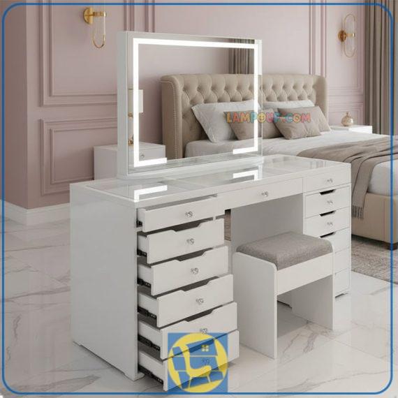 میز آرایش لامپ دار DJ626 دارای آینه دیلایت یا رینگ لایت با نور مخفی LED که به عنوان دراور، کنسول و میز گریم و توالت هالیوودی چراغ دار می‌باشد.