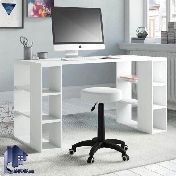 میز تحریر SDJ115 دارای شلف و قفسه به صورت کتابخانه دار که به عنوان میز کامپیوتر و لپ تاپ و میز کار و گیمینگ و ترید در اتاق قرار می‌گیرد.