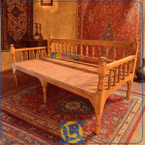 تخت سنتی چهار نفره TrK300 به صورت خراتی که به عنوان تخت باغی چوب و قهوه خانه ای در سفره خانه و رستوران و فضای باز و منزل استفاده می‌شود.