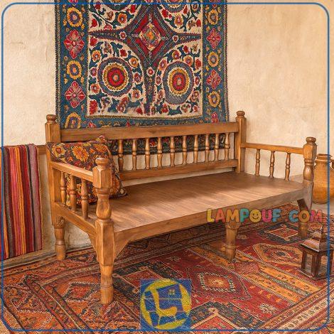 تخت سنتی سه نفره TrK301 دارای طراحی خراطی شده که به عنوان مبل و کاناپه و صندلی قهوه خانه ای در رستوران و کافی شاپ و منزل استفاده می‌شود.