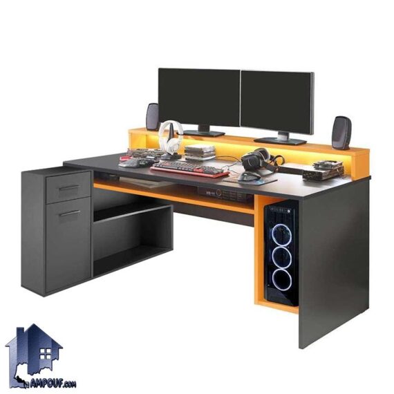 میز گیمینگ SDJ439 به صورت ال و گوشه ای و کنجی و کشو دار و قفسه دار که به عنوان میز کامپیوتر و تحریر و ترید و کار در اتاق در کنار سرویس خواب قرار می‌گیرد.