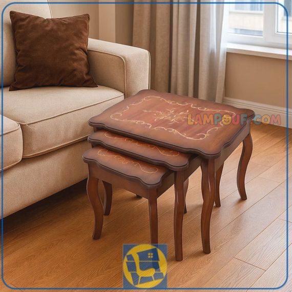 میز عسلی سه تکه HOA74 چوبی و دارای صفحه معرق کاری شده که به عنوان جلومبلی در کنار مبلمان خانگی و اداری در پذیرایی و تی وی روم و سالن انتظار استفاده می‌شود.