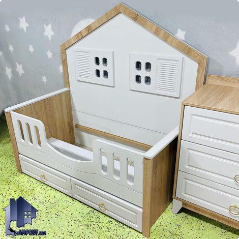 تخت خواب کودک کلبه CHE127 کشو دار و حفاظ دار با طرح خانه که به عنوان تختخواب نوزاد در کنار سرویس خواب و سیسمونی در اتاق خواب قرار می‌گیرد.