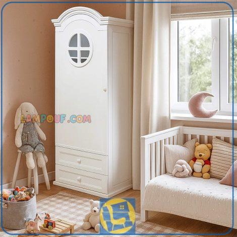 کمد جالباسی کودک و نوجوان LHE103 کشو دار و درب دار با طرح کلبه دارای قفسه و میله آویز رگال لباس در کنار سیسمونی و سرویس خواب در اتاق استفاده می‌شود.