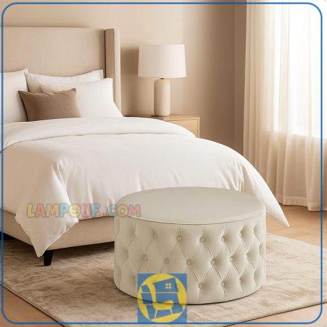 پاف PBJ127 به صورت گرد دارای طراحی لمسه کاری شده و چستر که به عنوان نیمکت و صندلی راحتی و جلومبلی در کنار مبلمان پذیرایی در محیط خانگی و اداری قرار می‌گیرد.