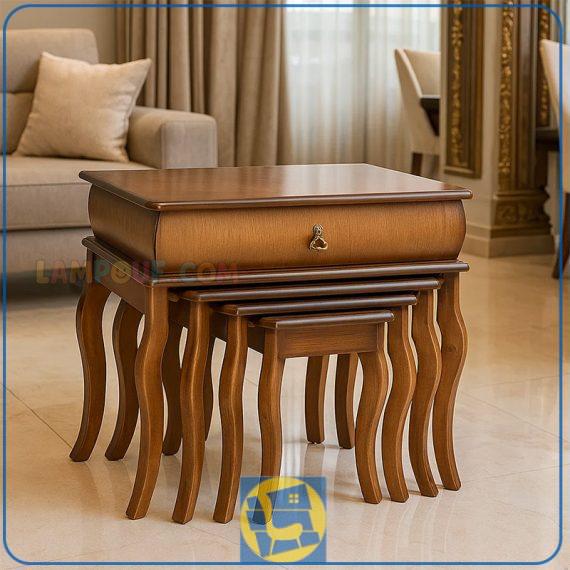 میز عسلی و جلومبلی چهار تکه HOA7004، با رنگبندی متنوع، اسکلت اصلی از جنس ام دی اف مرغوب بوده و روکش بدنه و نیز پایه‌ها از چوب طبیعی راش می‌باشند.