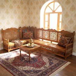 ست مبل سنتی ال TrK306 دارای گره چینی به عنوان تخت و صندلی چوبی قهوه خانه ای در پذیرایی، آلاچیق، تراس، رستوران و کافی شاپ استفاده قرار می‌گیرد.