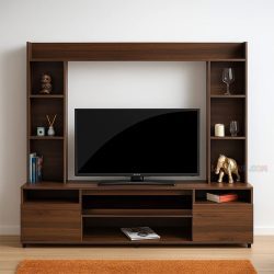 میز تلویزیون مدل TTJ127 به صورت ایستاده دارای قفسه و ویترین است و به عنوان میز ال سی دی و ال ای دی در تی وی روم و پذیرایی استفاده میشود.