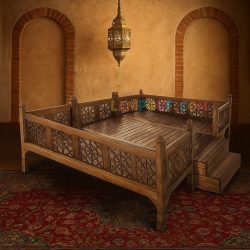 تخت سنتی 12 نفره TrK307 چوبی که به عنوان تخت سنتی خانوادگی و تخت قهوه خانه ای در داخل منزل و حیاط و باغ و رستوران ها و ... استفاده میشود.